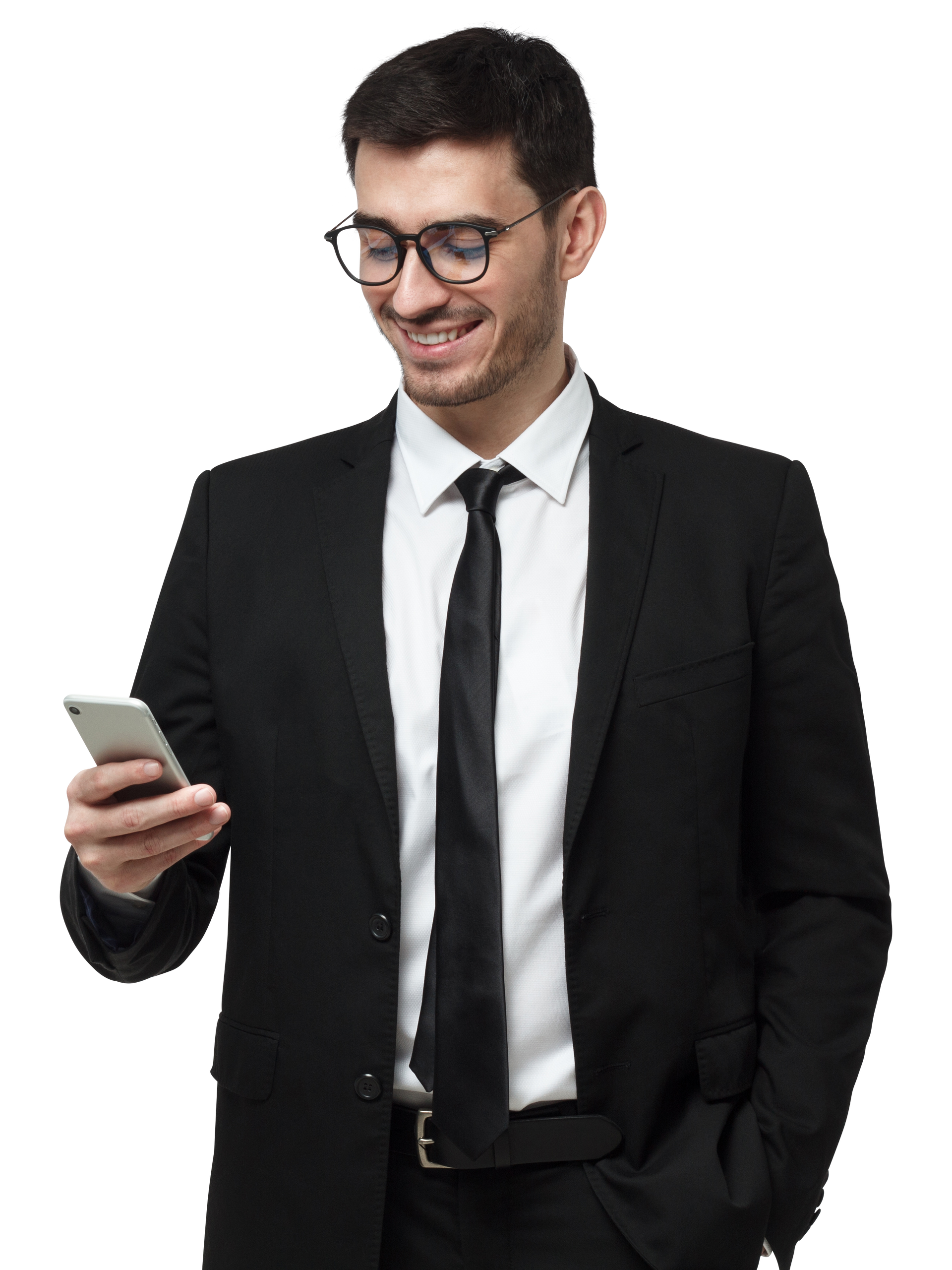 Un homme debout avec un costume