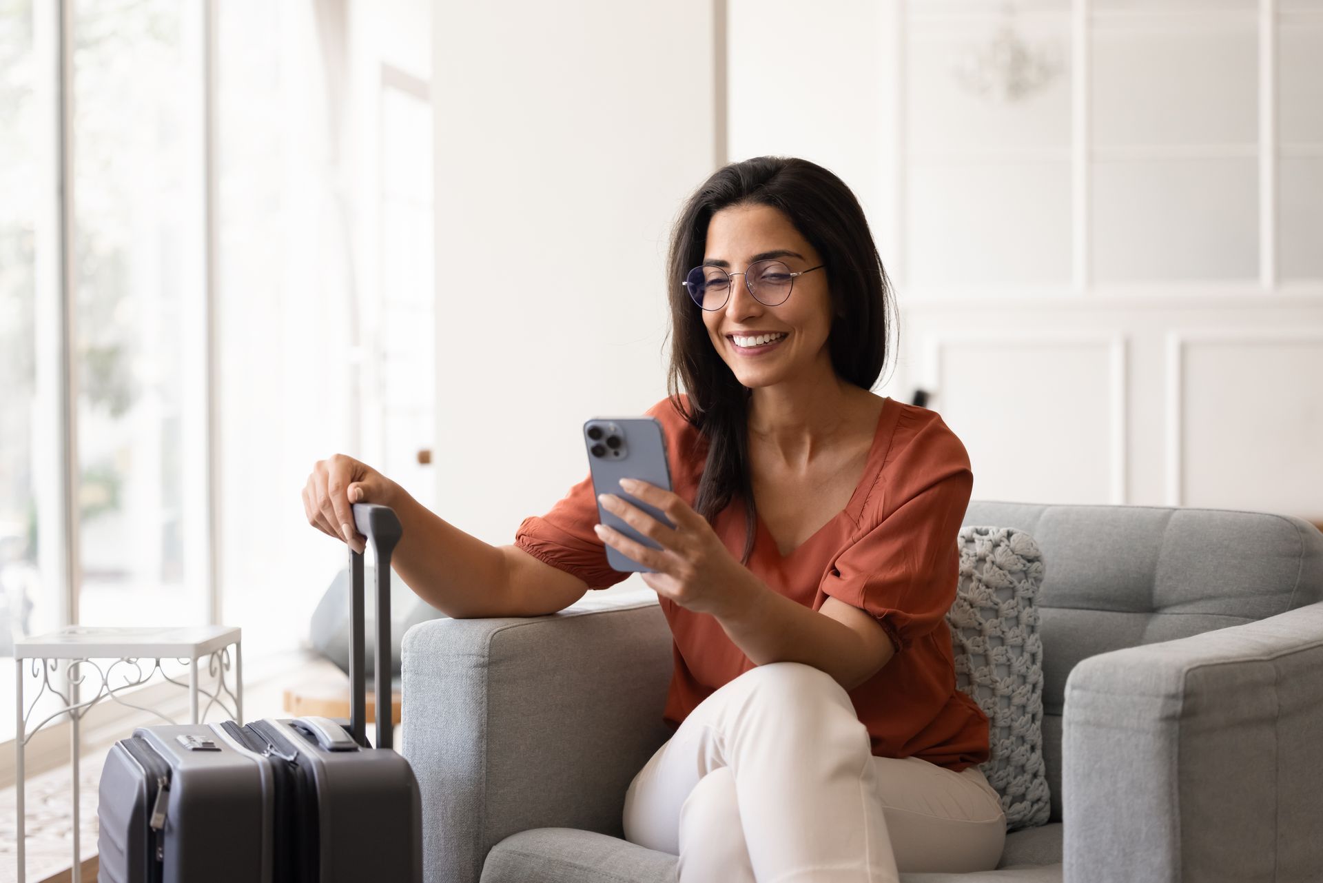 Une femme souriante sur un canapé
