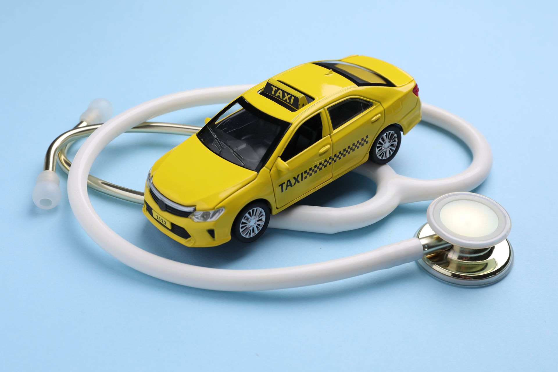 Un taxi jaune et un stéthoscope