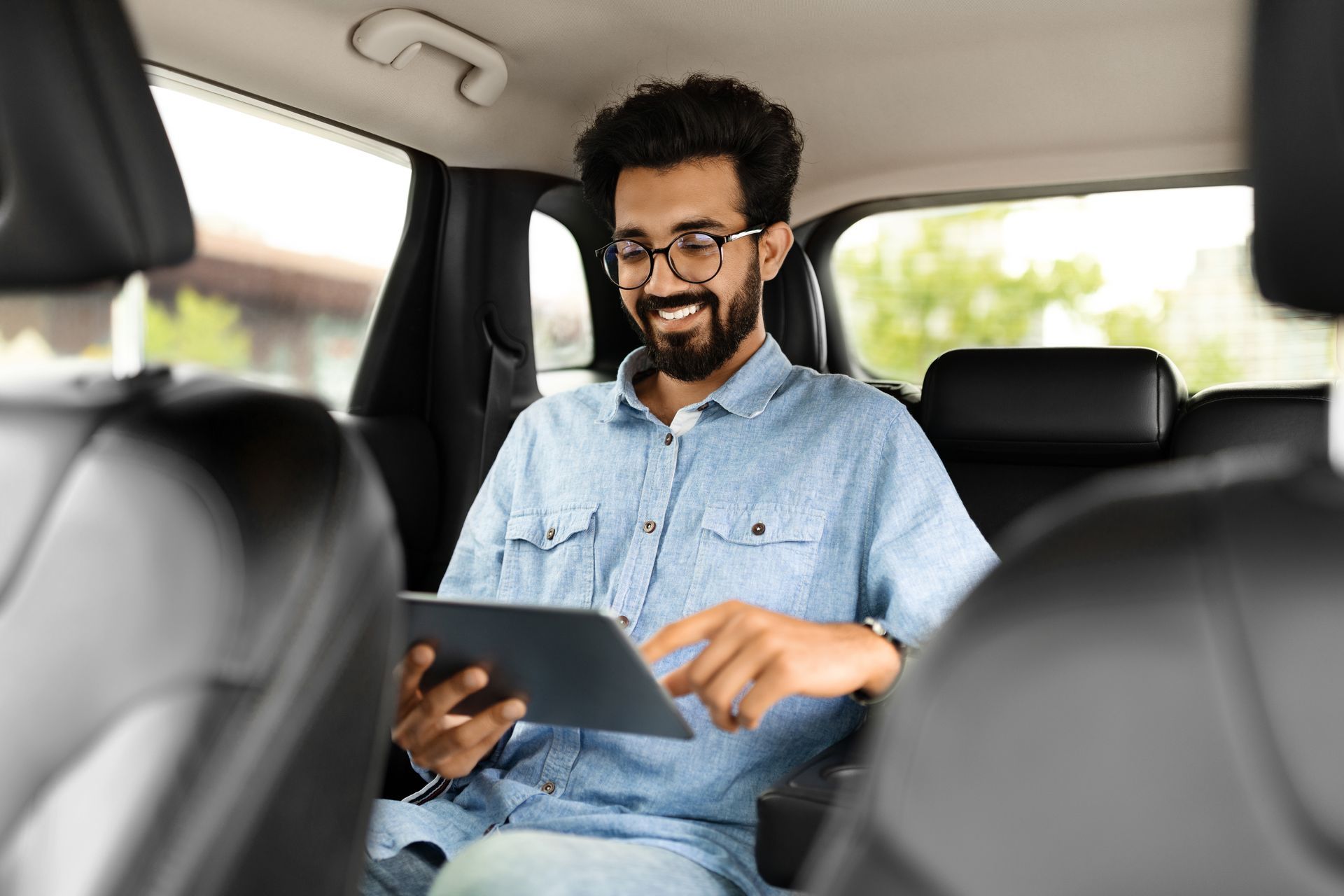 Un homme souriant assis à l'arrière d'un taxi