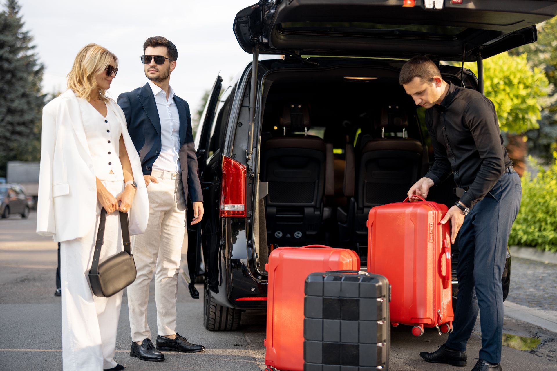 Un chauffeur de taxi qui met des bagages dans un coffre