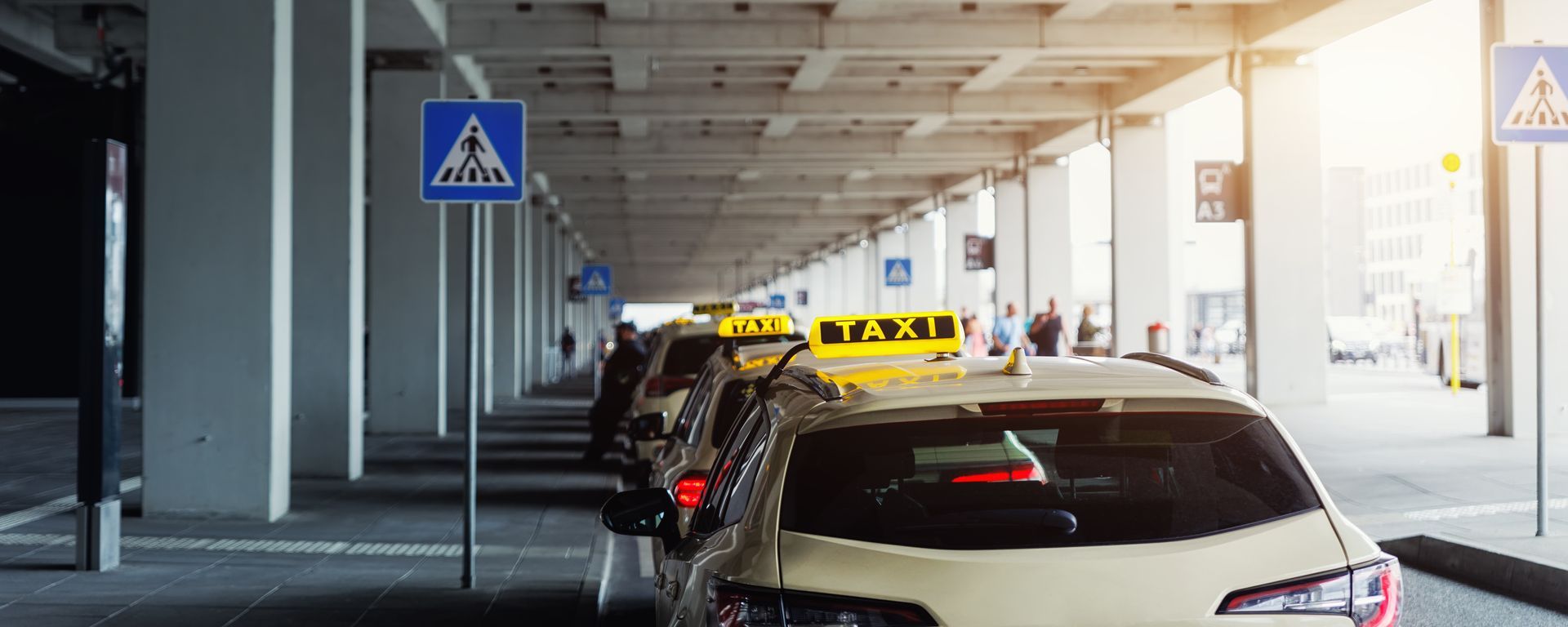 Plusieurs taxis à côté d'une gare