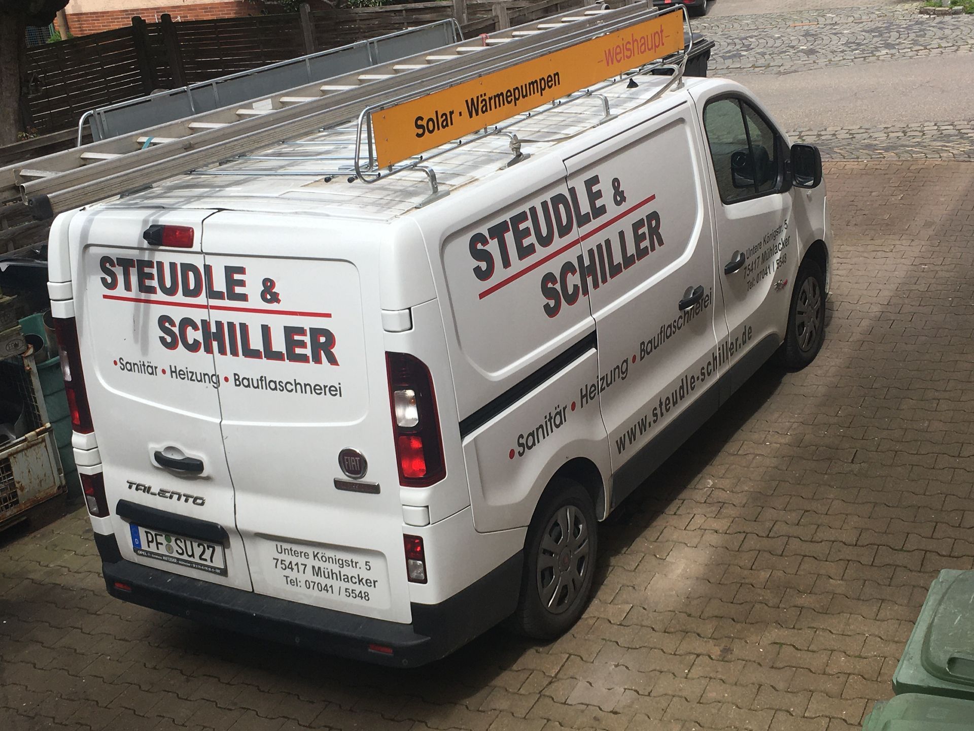 Foto eines beschrifteten Fahrzeugs der Firma Martin Steudle & Jochen Schiller GbR