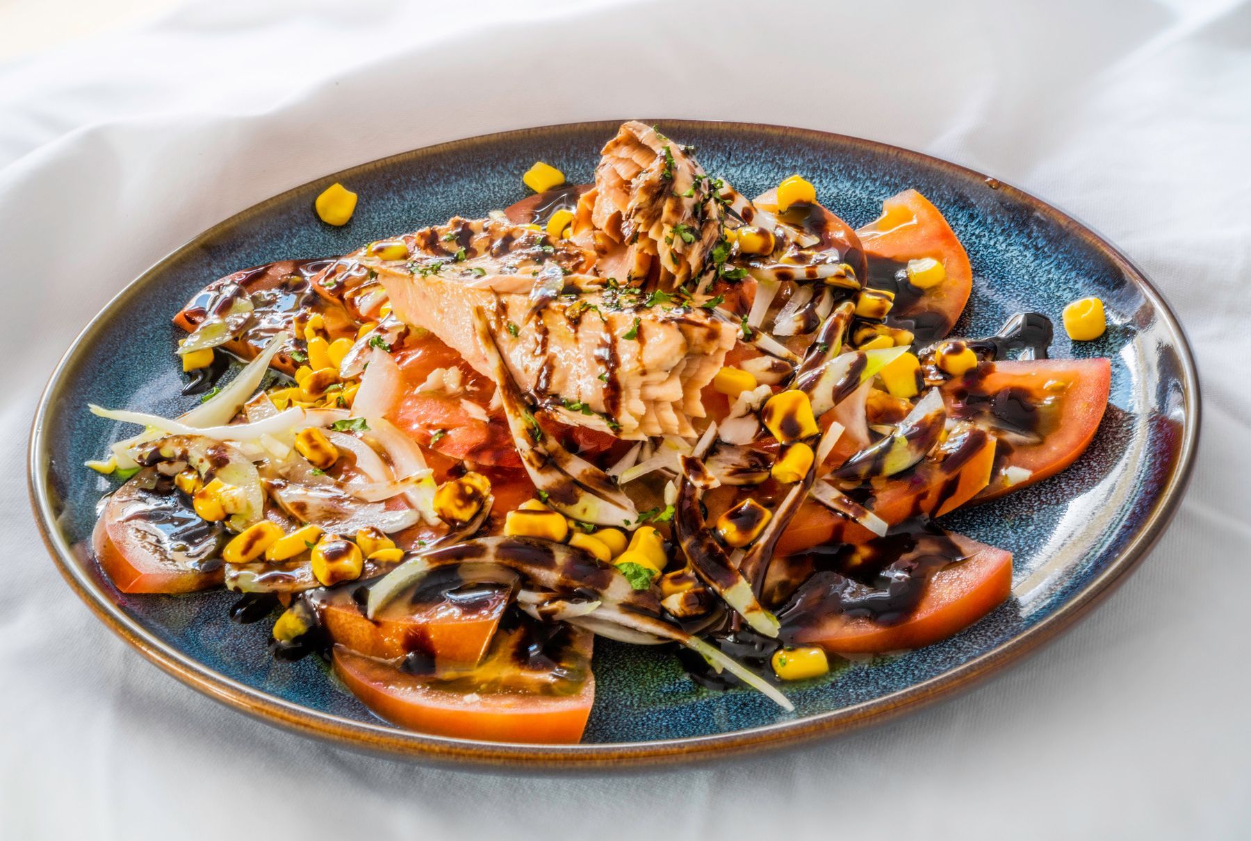 Un primer plano de un plato de comida sobre una mesa.