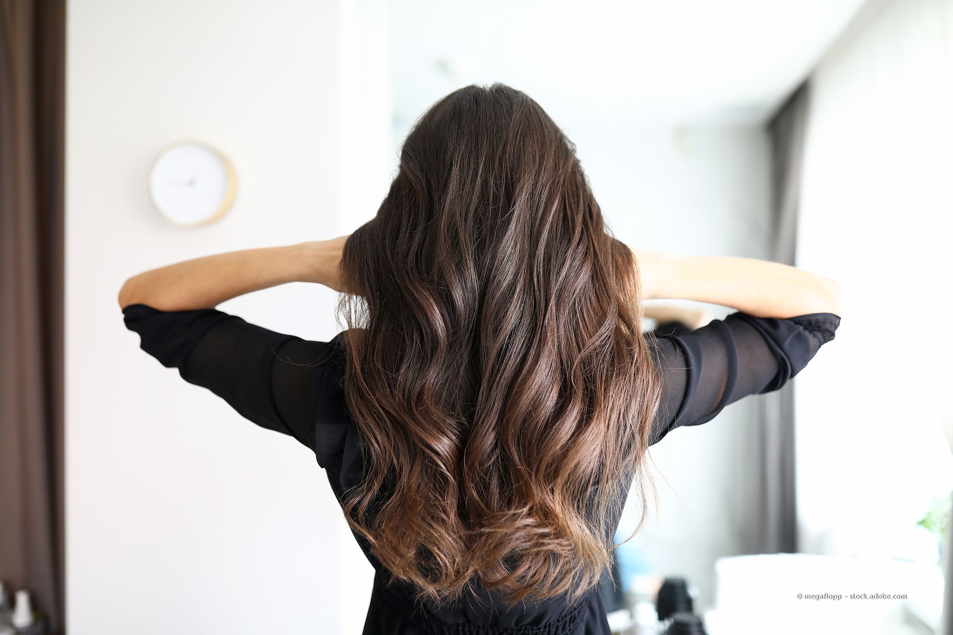 Friseurin schneidet Haare mit Kamm und Schere, Nahaufnahme im Salon