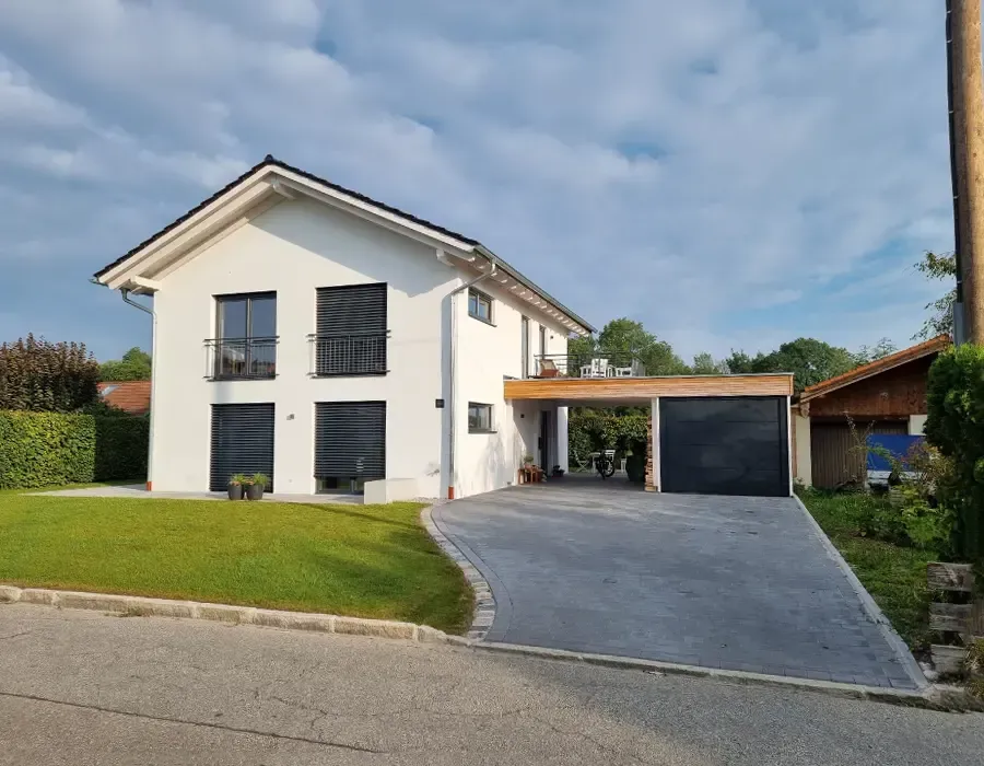 Neubau eines Einfamilienhauses mit Doppelgarage und moderner Architektur