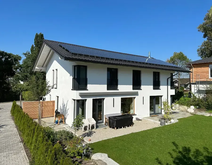 Modernes Wohnhaus mit dunklem Satteldach und großzügigen Fensterflächen