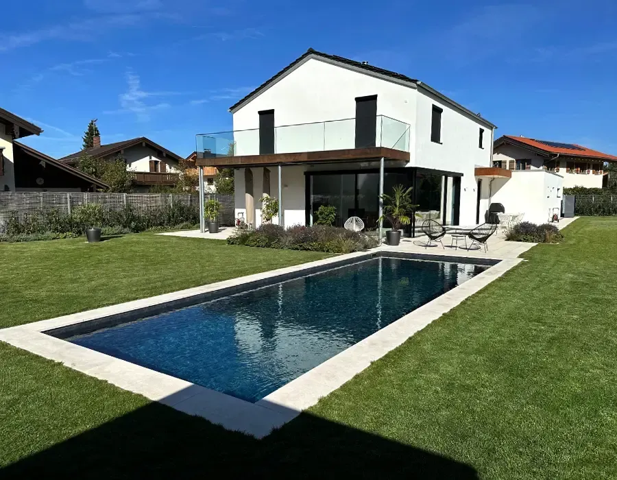 Modernes Einfamilienhaus mit Pool, Terrasse und großzügiger Gartenanlage