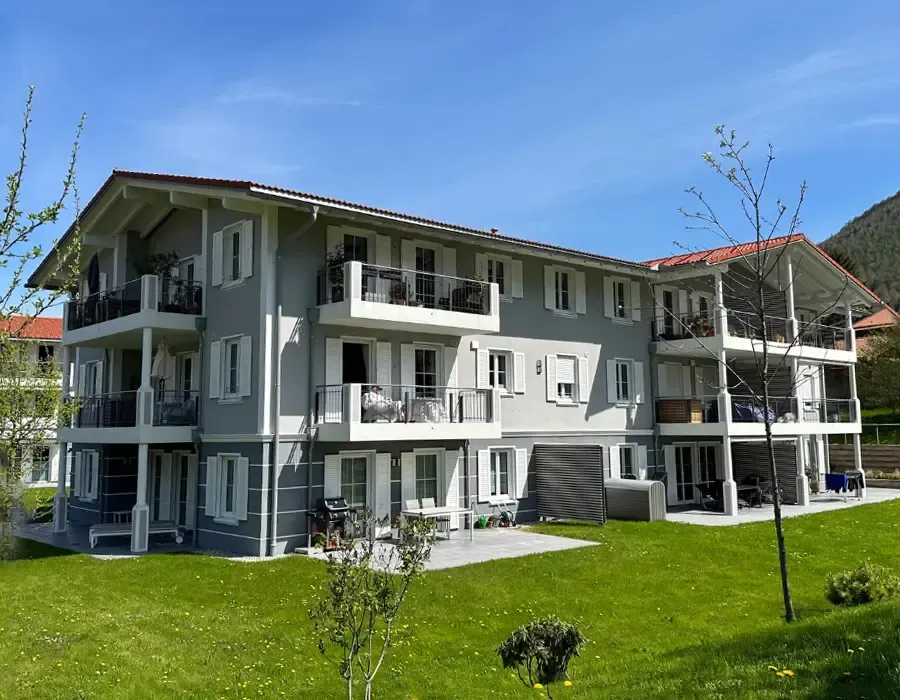 Mehrfamilienhaus mit Balkonen und moderner Fassadengestaltung