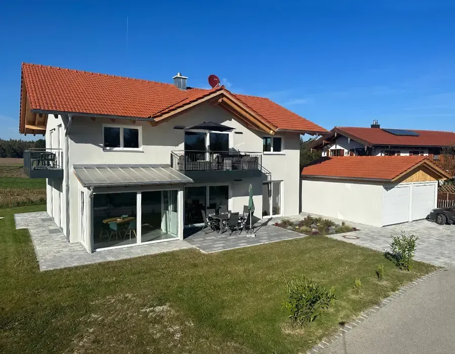 Modernisiertes Einfamilienhaus mit Wintergarten, Terrasse und rotem Satteldach