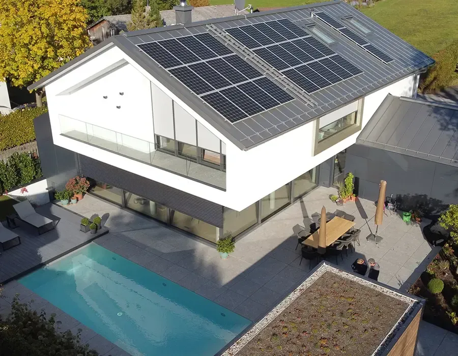 Modernes Wohnhaus mit Photovoltaikanlage auf dem Dach aus der Vogelperspektive