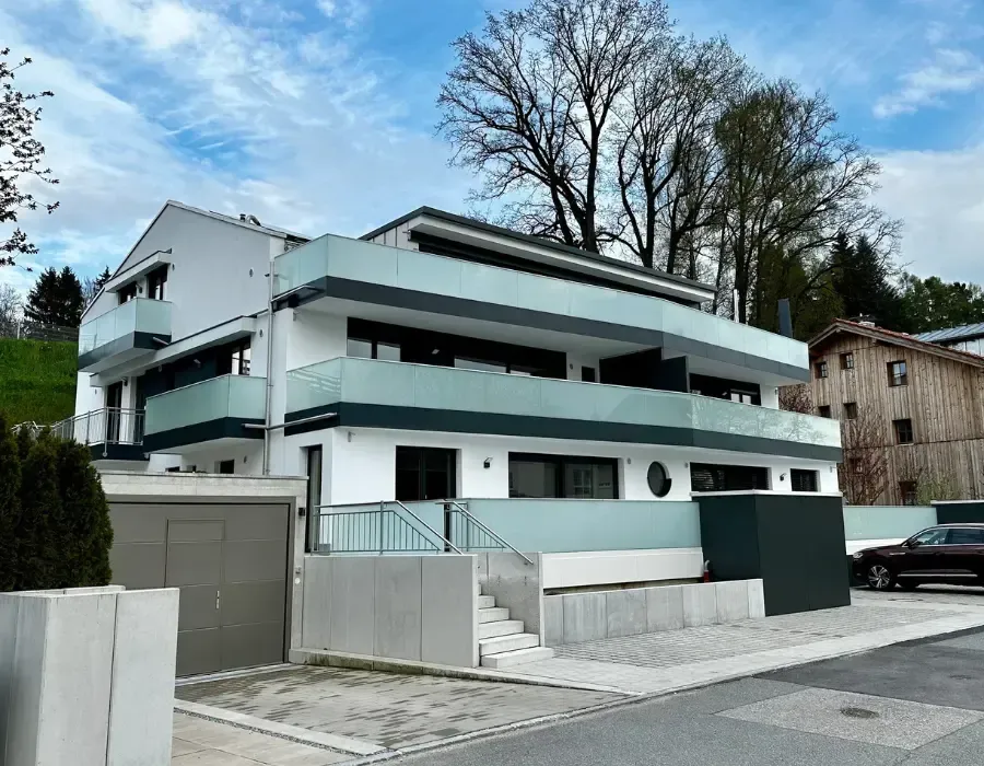Modernes Mehrfamilienhaus mit Balkonen und heller Fassade, schlüsselfertig von der Sebastian Koch Bauunternehmung gebaut