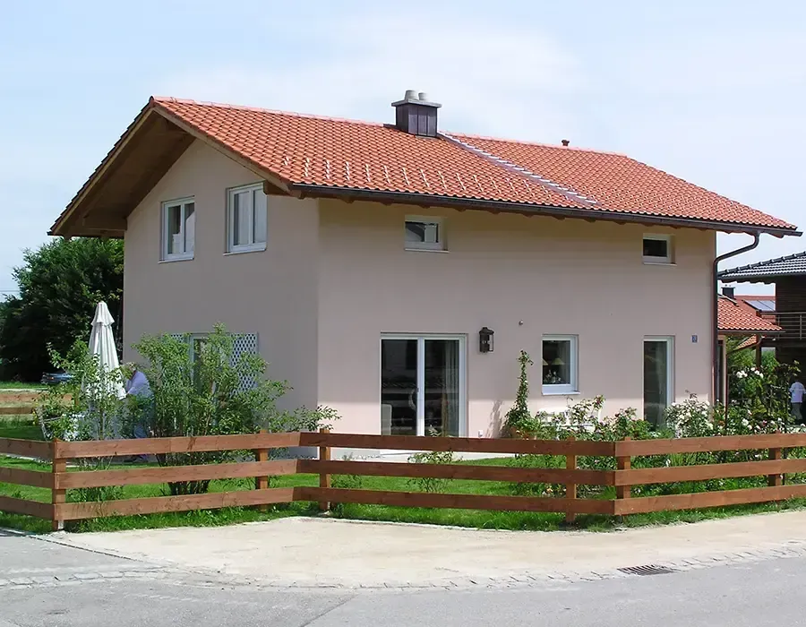 Klassisches Einfamilienhaus mit rotem Ziegeldach und gepflegtem Garten in ländlicher Umgebung