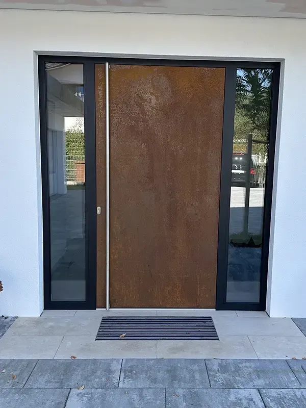 Moderne Haustür mit Seitenelementen in einem schlüsselfertig errichteten Wohnhaus.