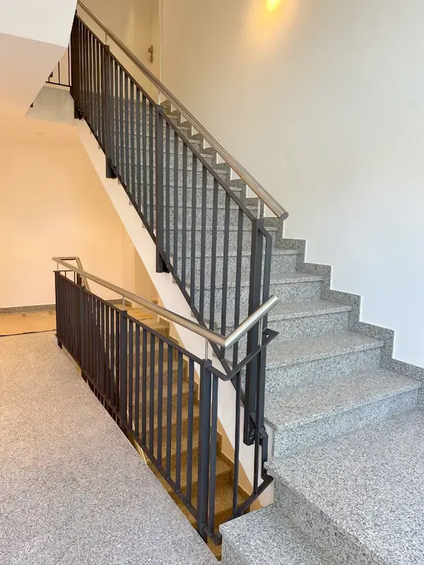 Modernes Treppenhaus mit Metallgeländer in einem schlüsselfertig gebauten Einfamilienhaus.