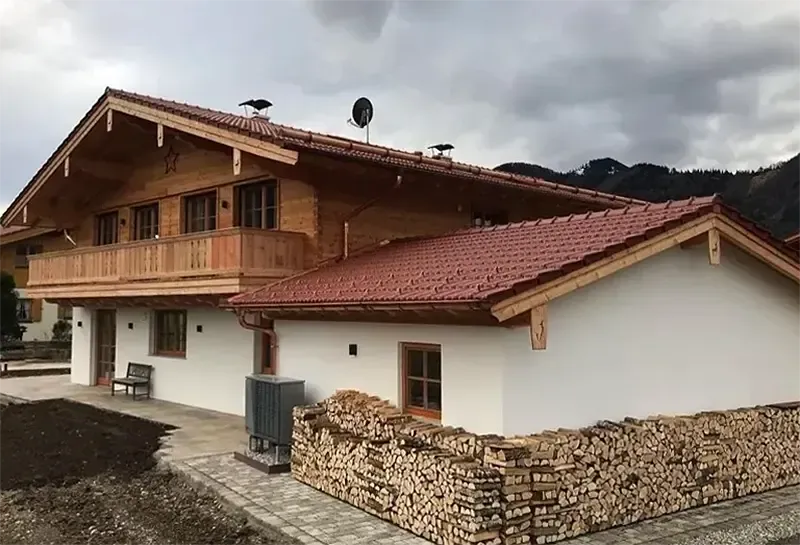 Zweigeschossiges Einfamilienhaus mit überdachter Terrasse und Balkon im modernen Baustil