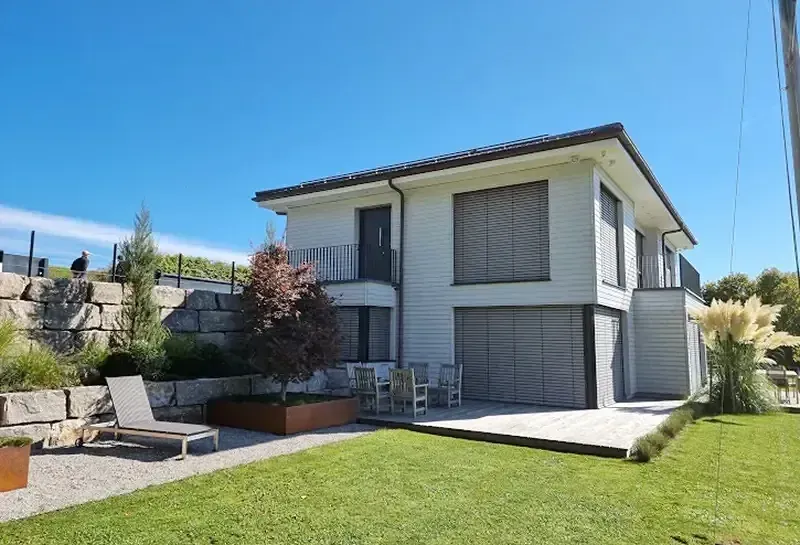 Modernisiertes Wohnhaus mit rotem Ziegeldach und großzügigem Innenhof