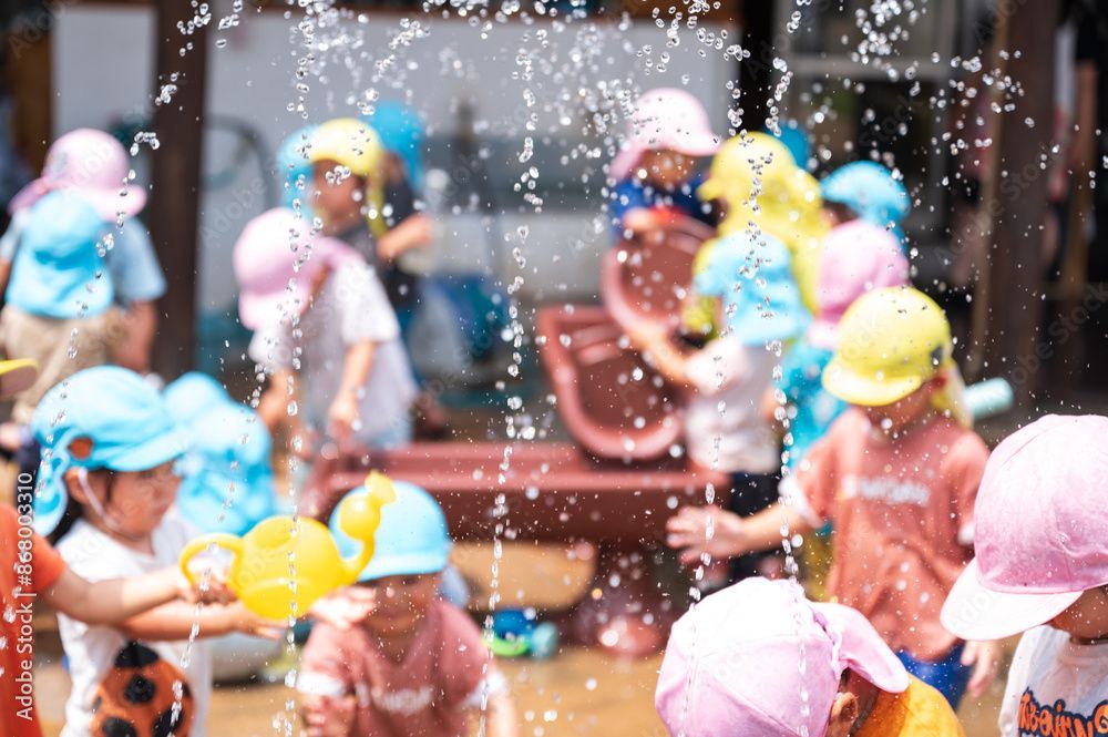 Un gruppo di bambini sta giocando in una fontana.