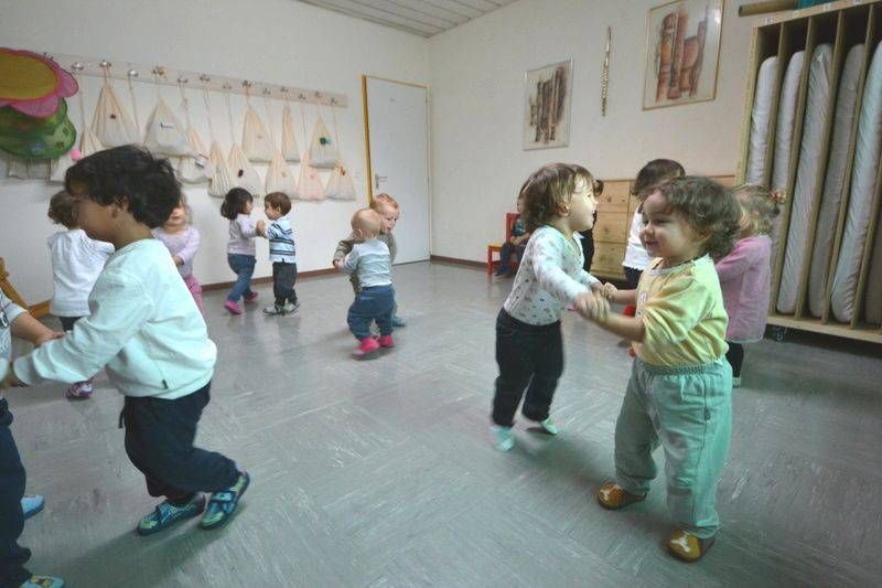 Un gruppo di bambini balla insieme in una stanza
