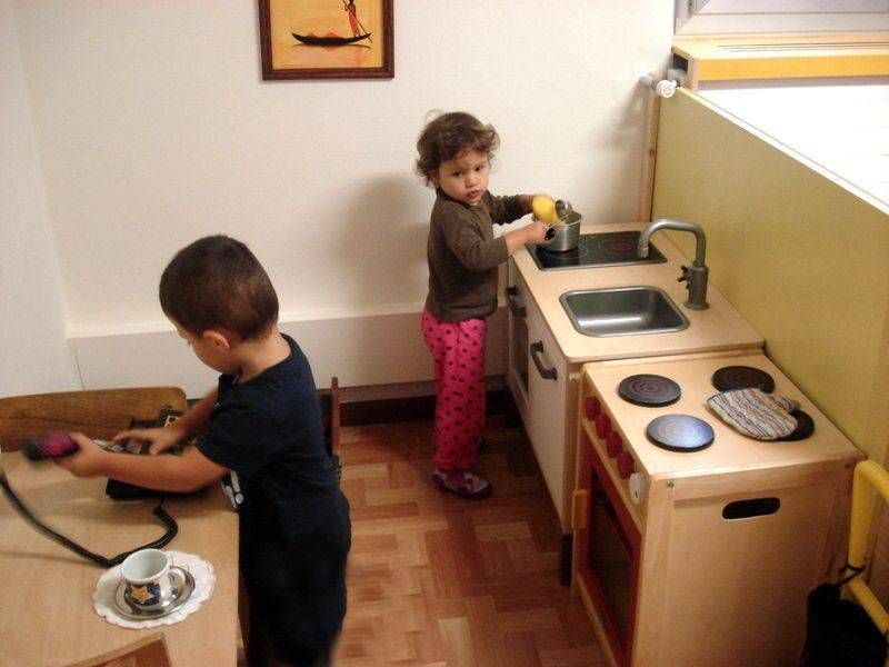 Un ragazzo e una ragazza stanno giocando in cucina