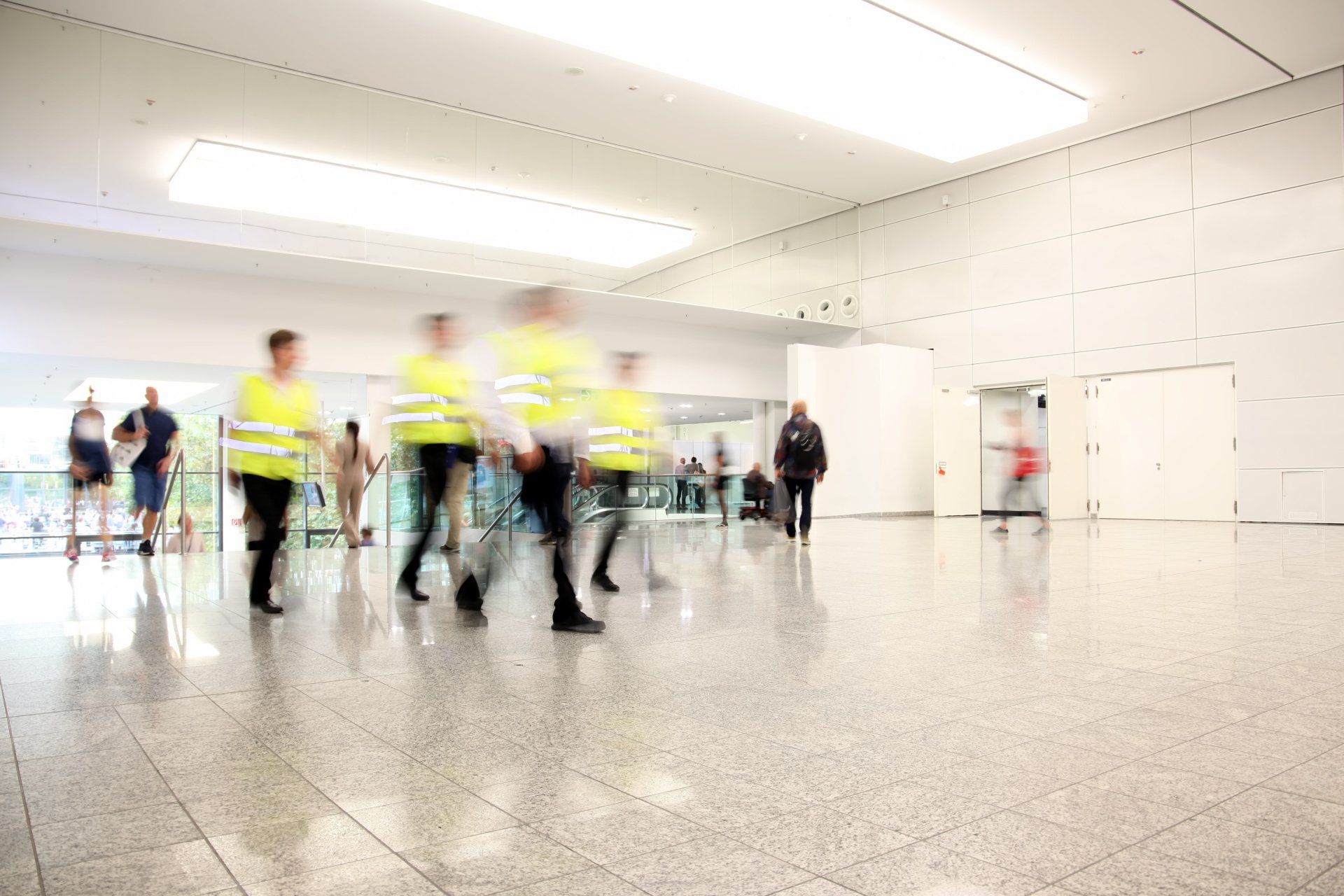 Des agents de sécurité en mouvement dans un lieux public