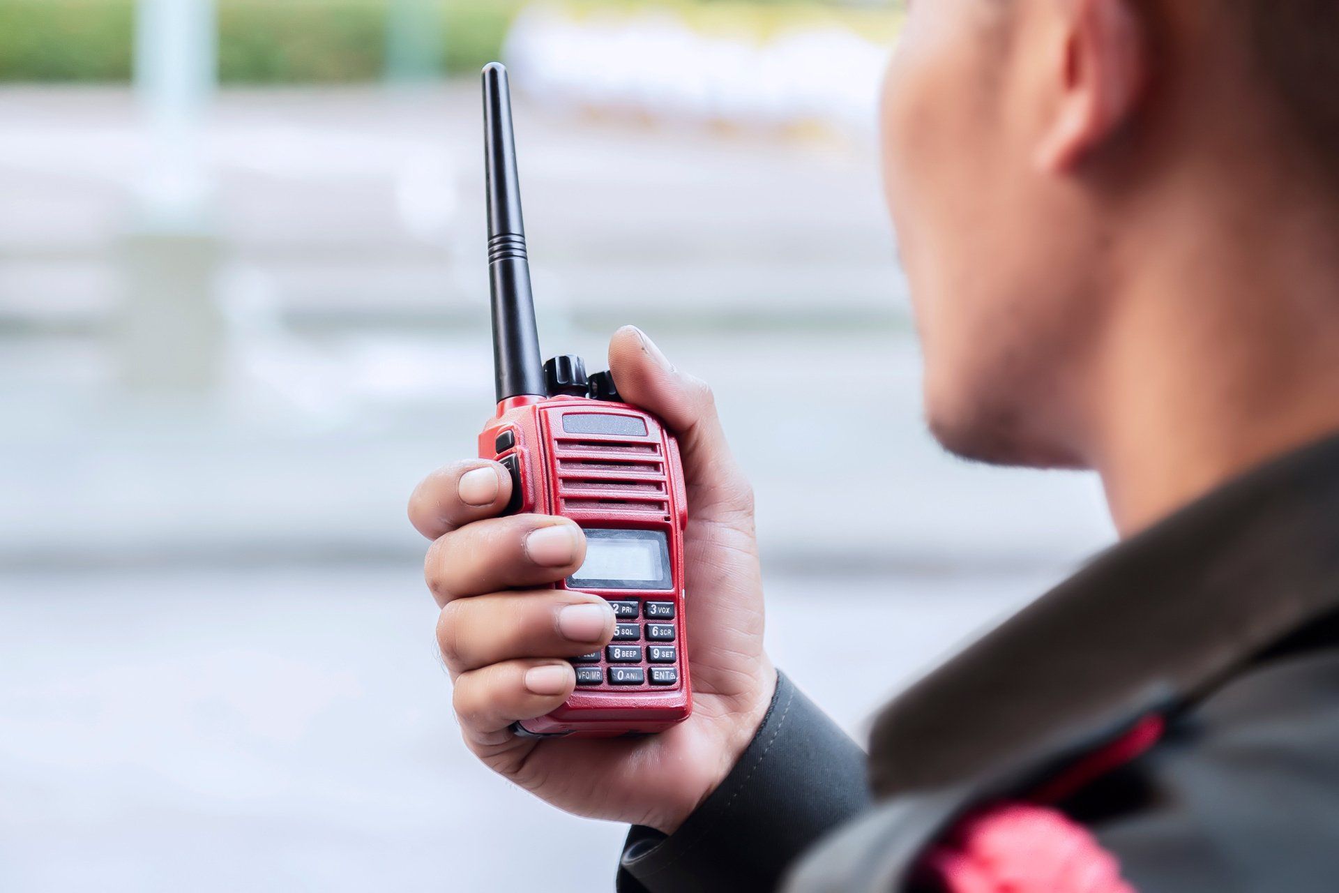 Homme tenant un talkie-walkie rouge