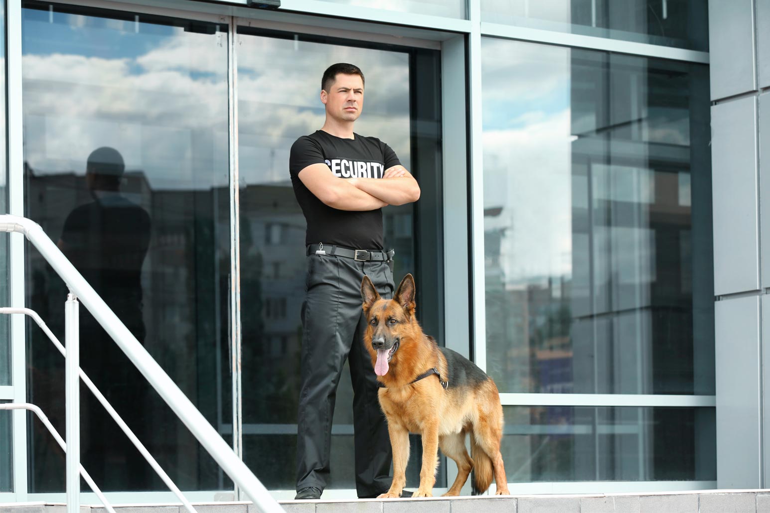 Agent de sécurité et son chien gardien