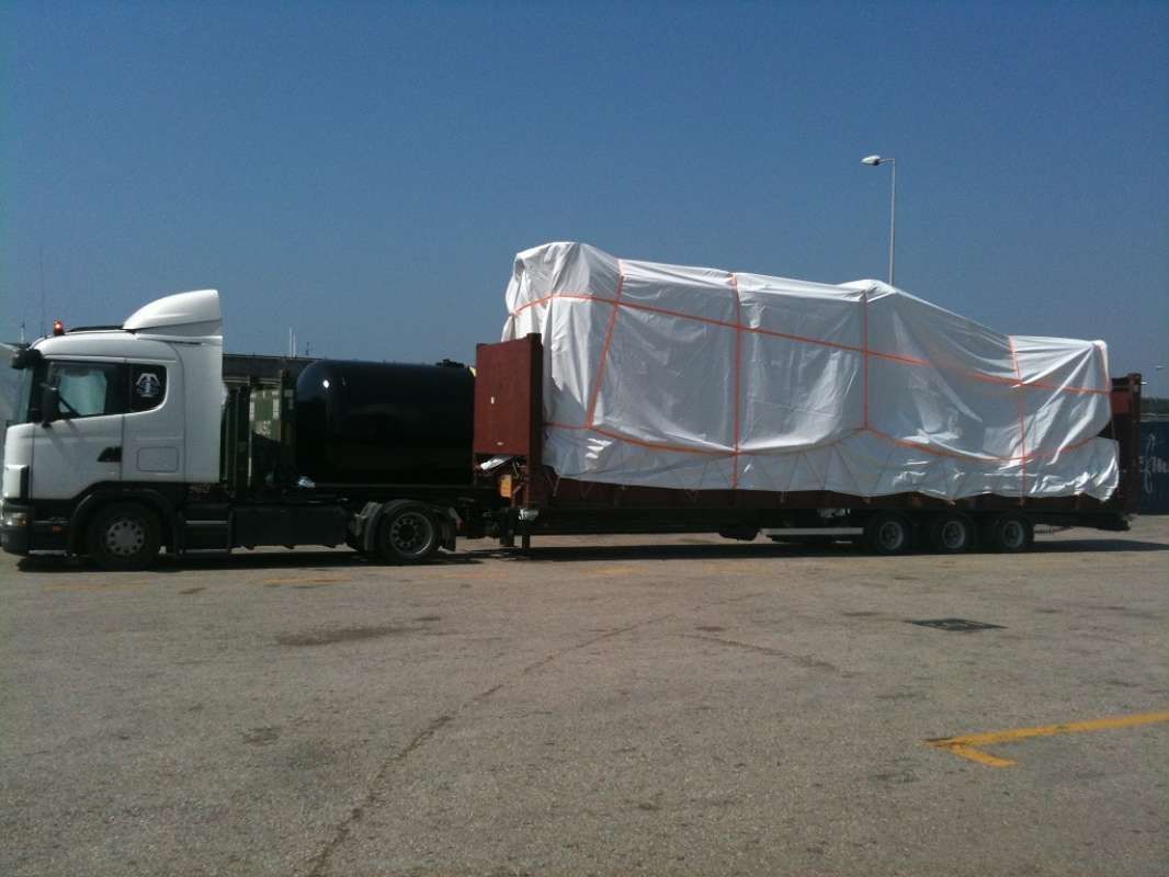 Un camión semirremolque transporta un contenedor grande en un remolque.