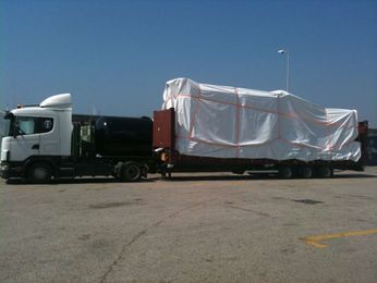 Un camión semirremolque transporta un contenedor grande en un remolque.
