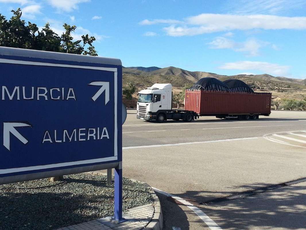 Un camión circula por una carretera junto a un cartel que dice Murcia y Almería.