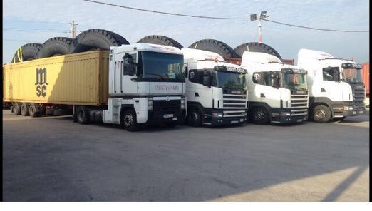Una fila de camiones están estacionados uno al lado del otro en un estacionamiento.
