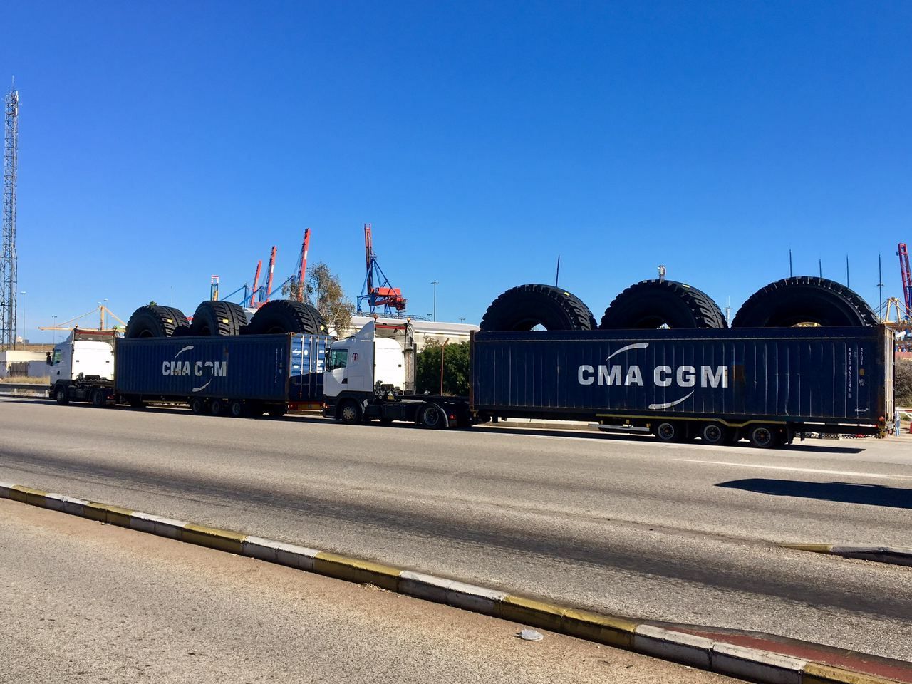Un camión con la palabra cma.com en el costado.