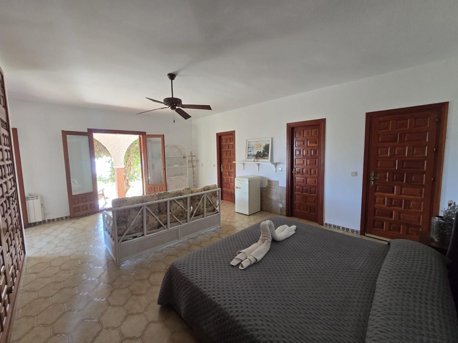 Una luminosa habitación de hotel cuenta con una cama grande 