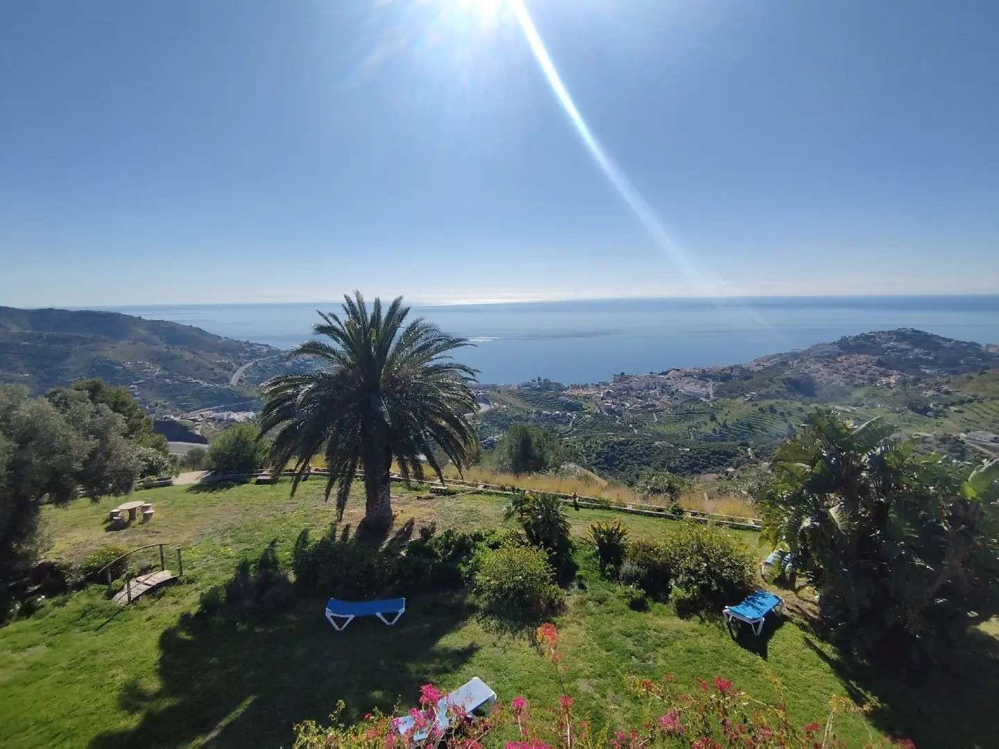 Una vista luminosa y soleada de un pueblo costero mediterráneo 