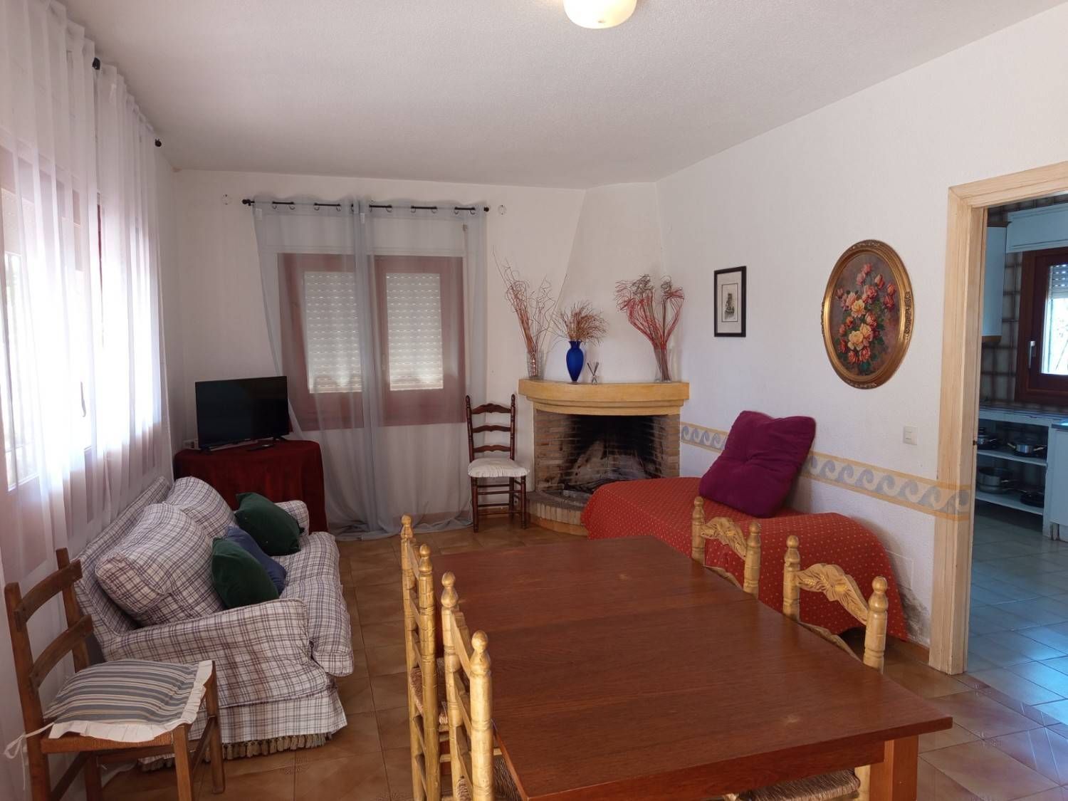 Un comedor con mesa de madera