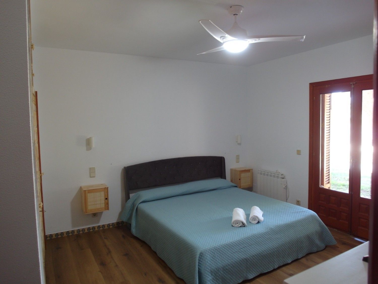 Un dormitorio con una cama doble con ropa de cama azul