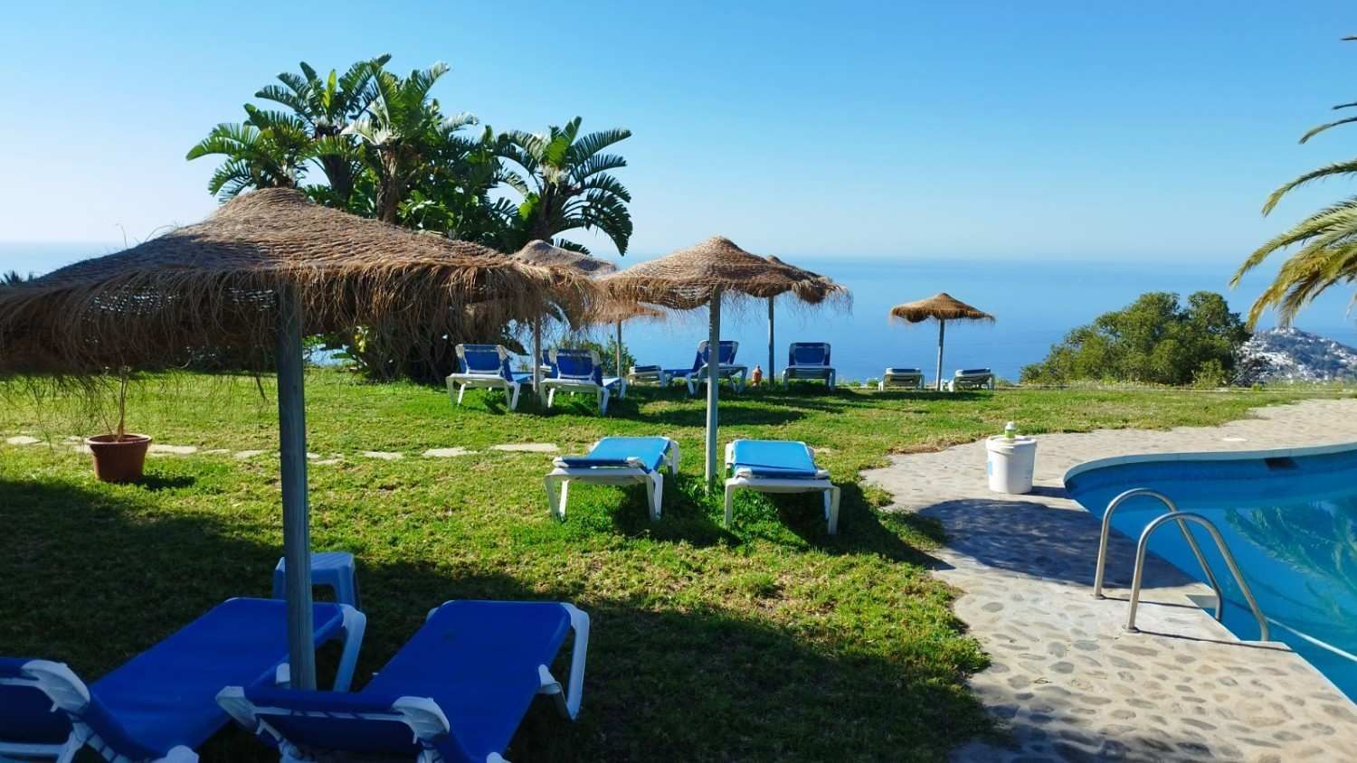 Un soleado patio de complejo turístico