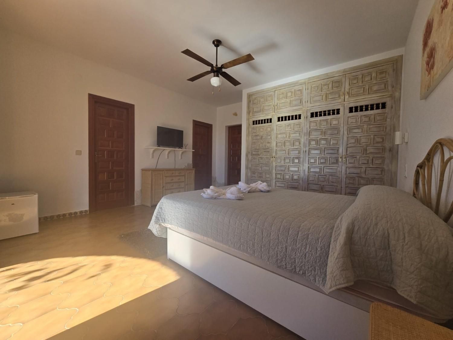 Un dormitorio minimalista con una cama