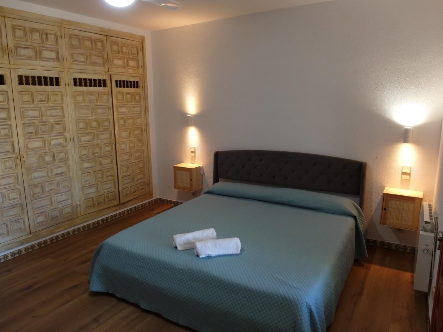 Una habitación de hotel con una cama doble cubierta 