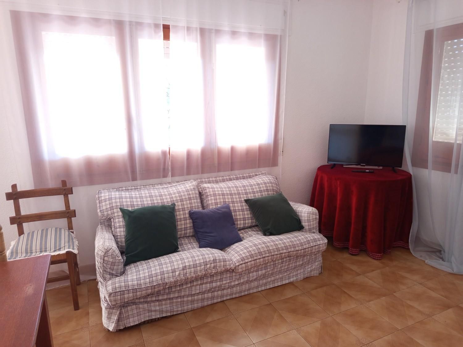 Un sofá estampado con tres cojines 