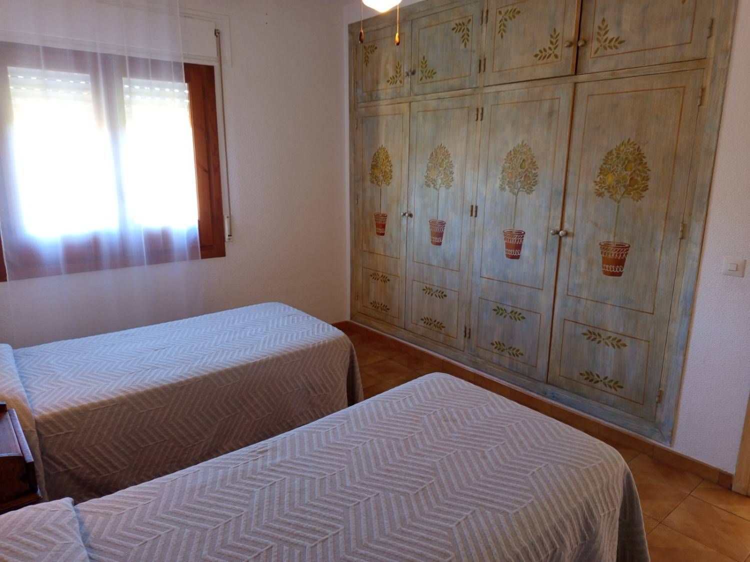 Un dormitorio con dos camas 