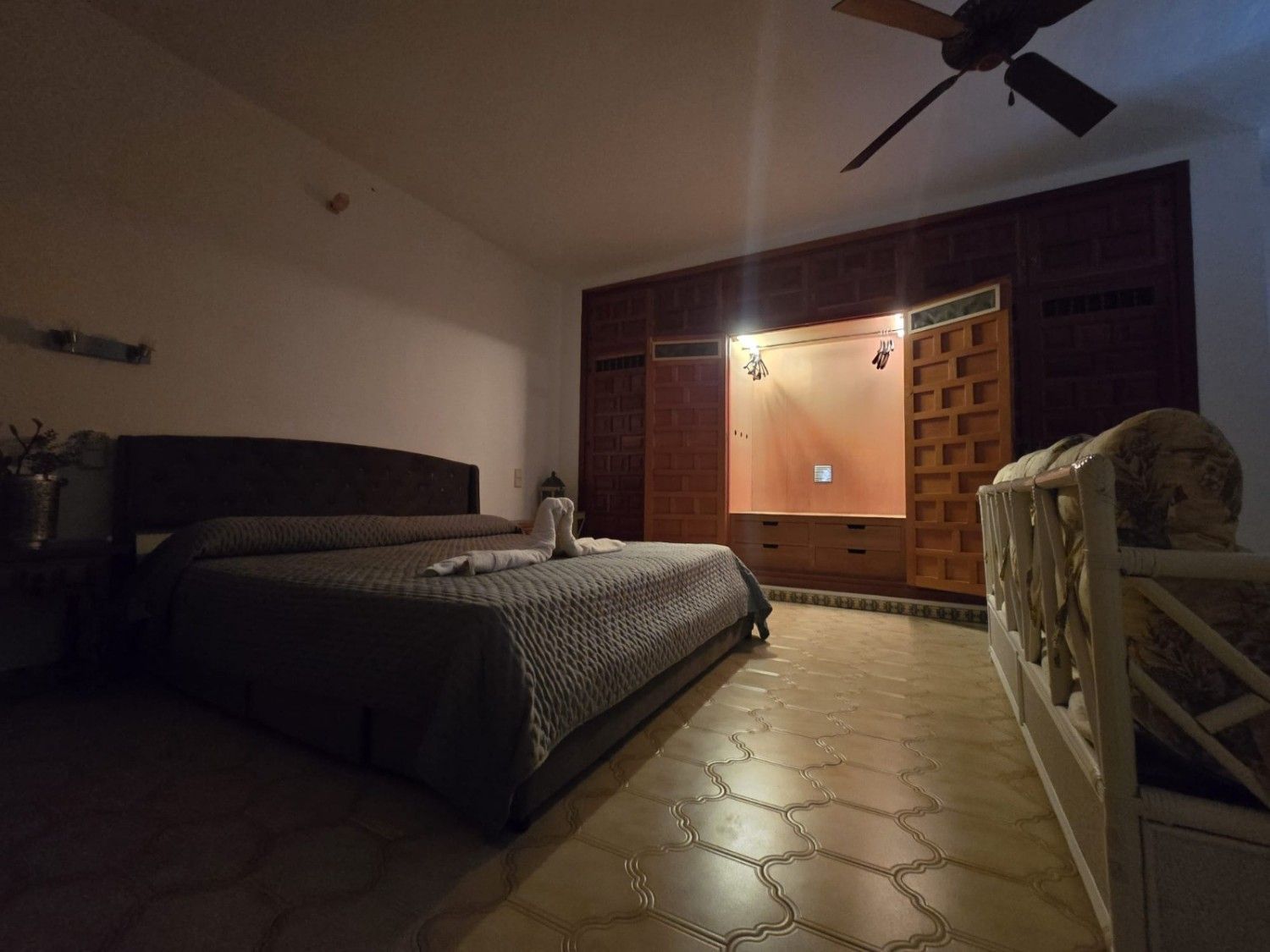 Una habitación de hotel con iluminación