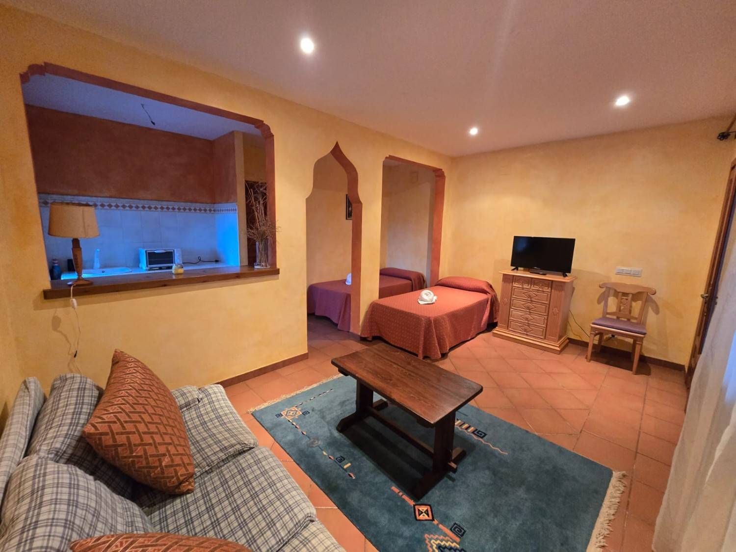 Una habitación con paredes amarillas