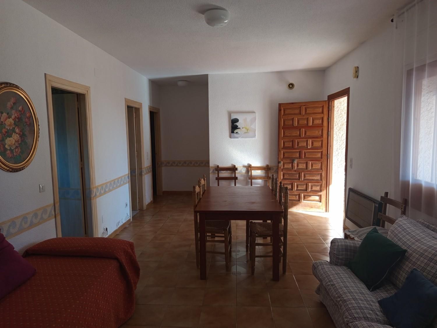 Una habitación amueblada con suelo de baldosas