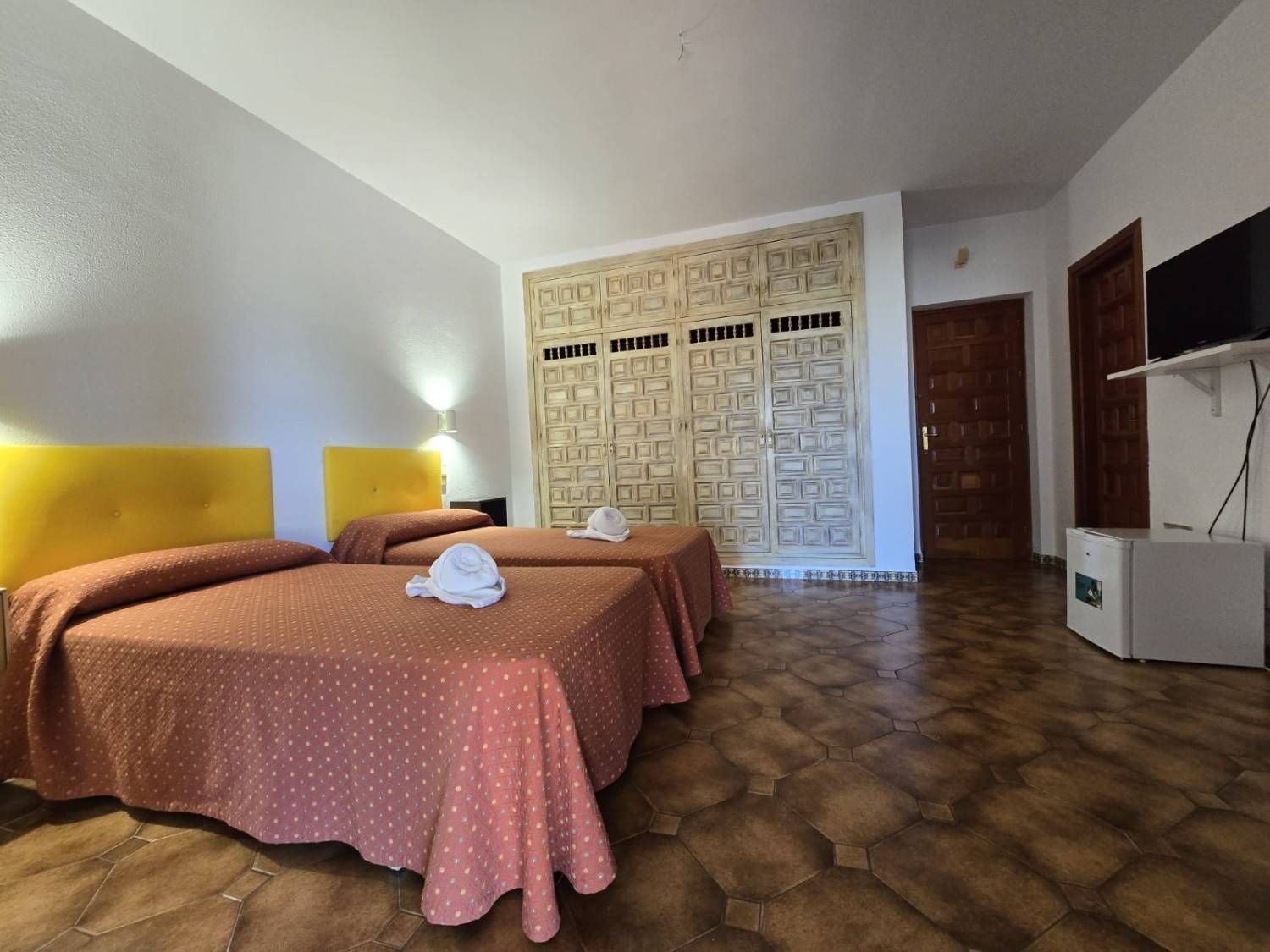 Un dormitorio con dos camas 