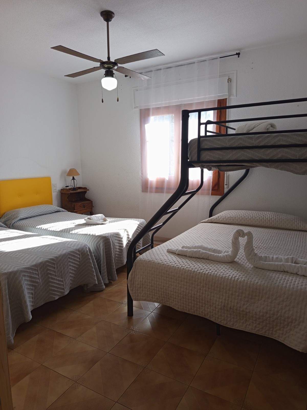 Un dormitorio con dos camas 