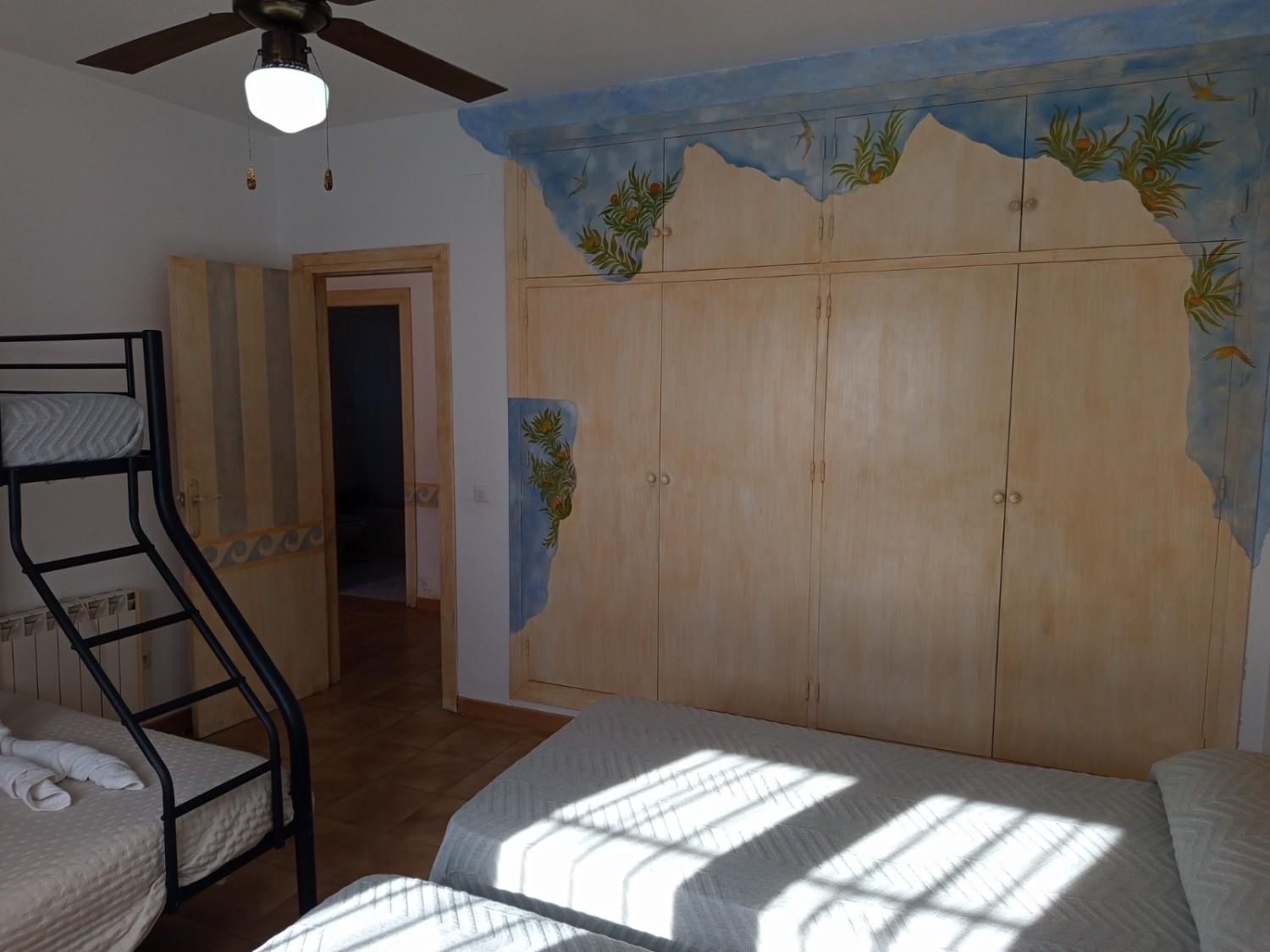 Un dormitorio con una litera