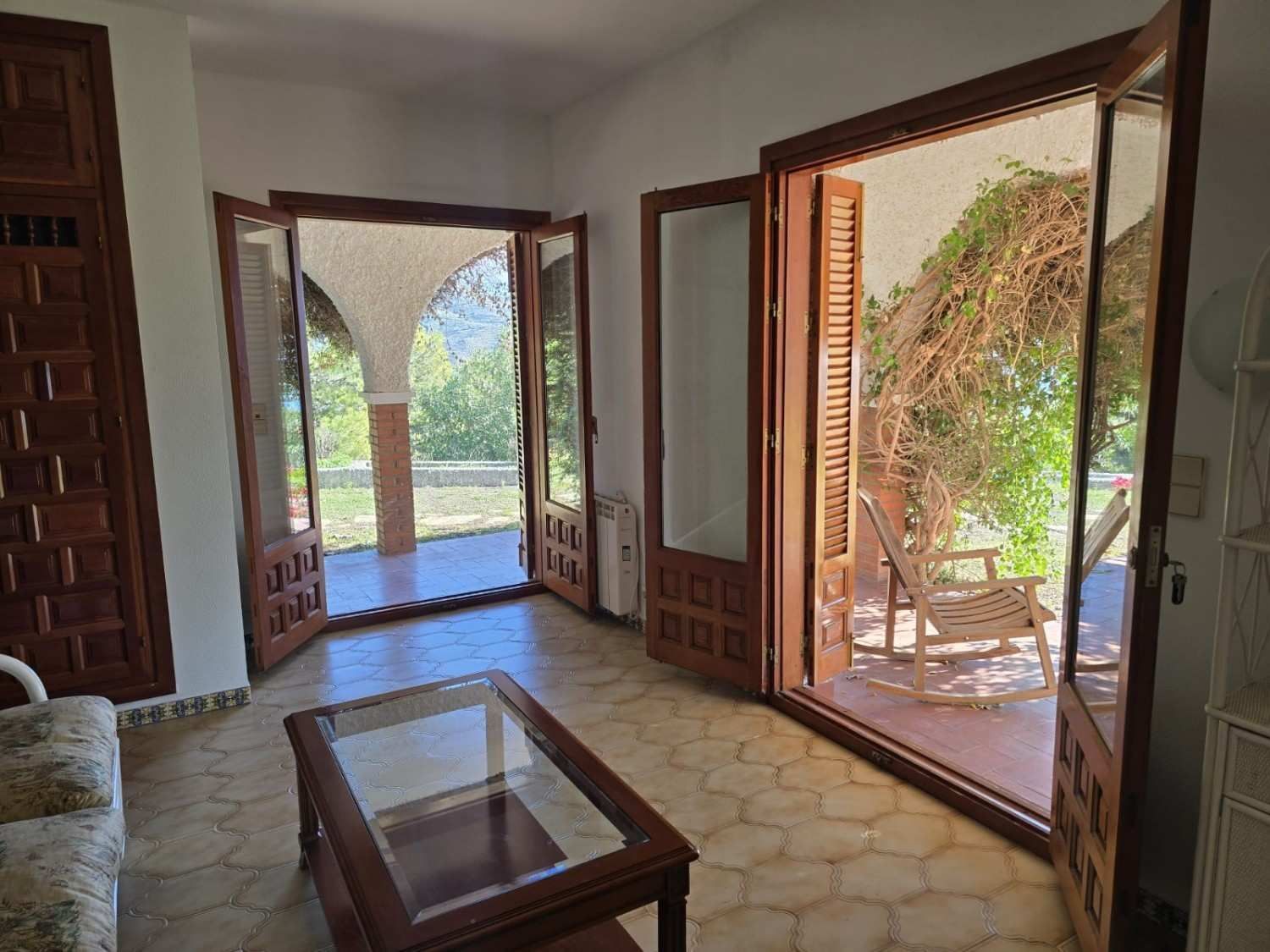 Una habitación luminosa con suelo de baldosas beige