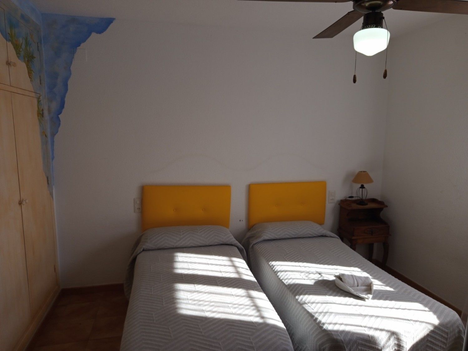 Un dormitorio con dos camas a.