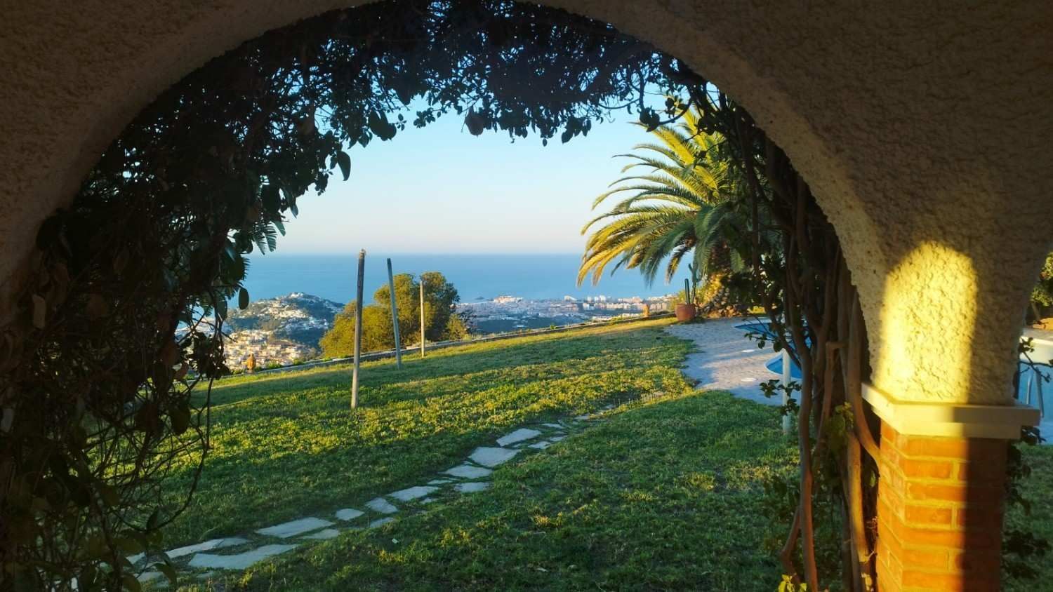 Una vista de una soleada ladera costera 